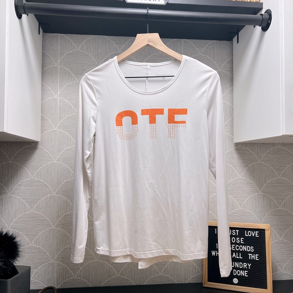 Orangetheory long sleeve top, size Small, stylish back, flattering for figure
